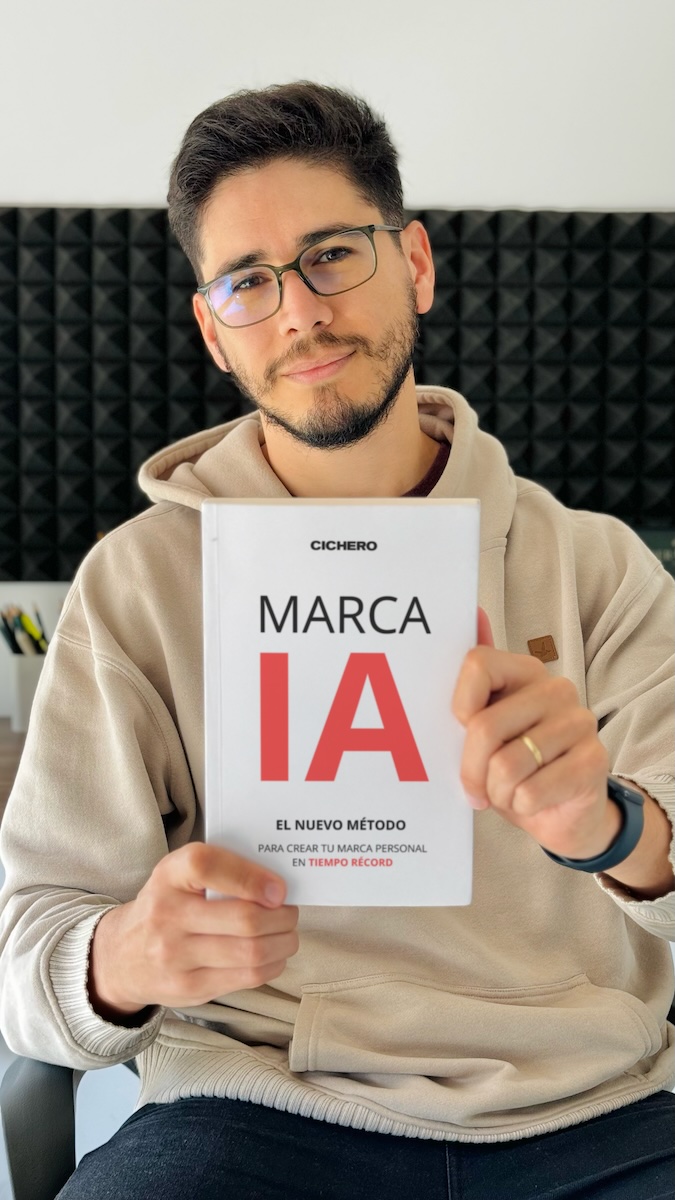 Richard Cichero con el libro Marca IA