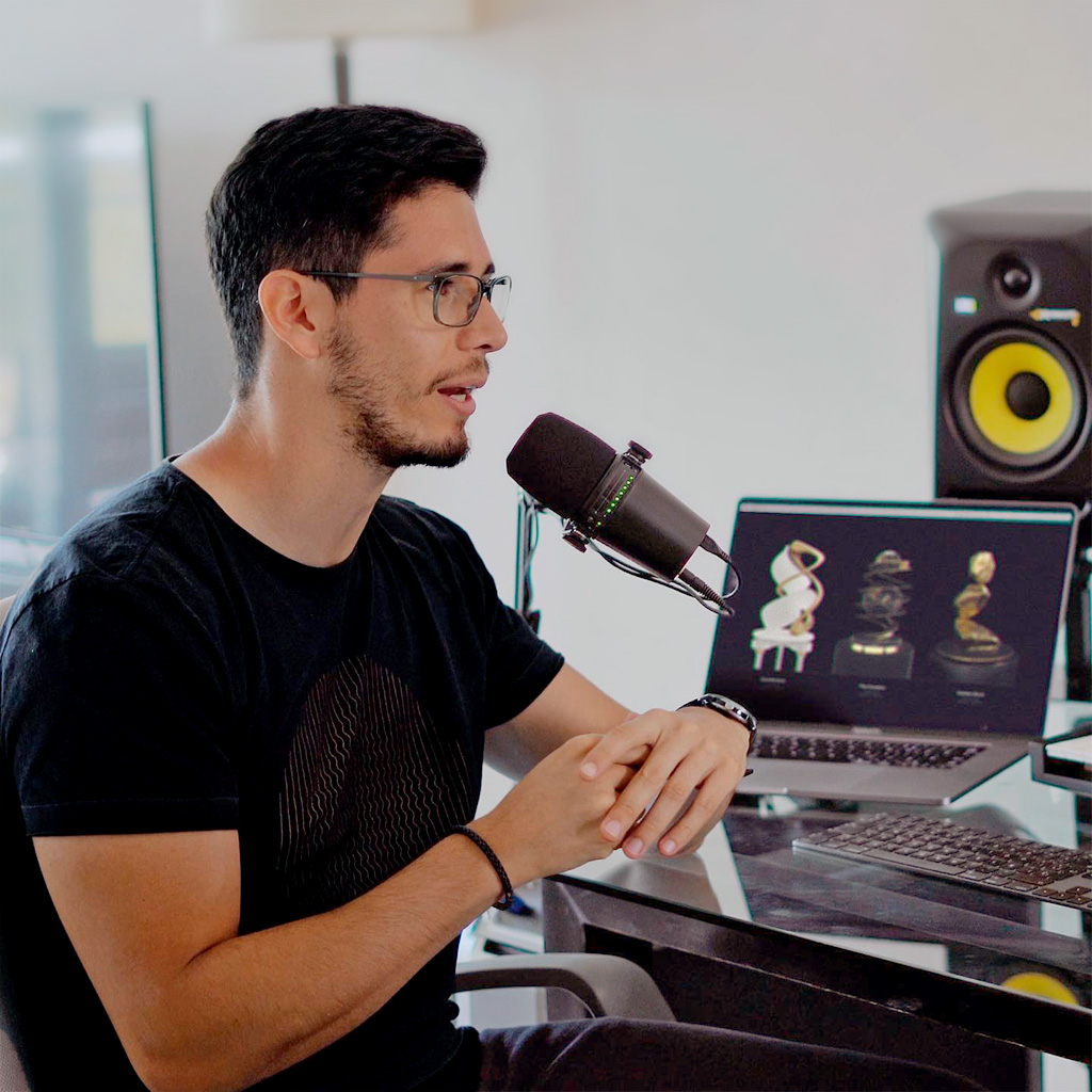 Richard en la sesión en vivo, hablando por videollamada