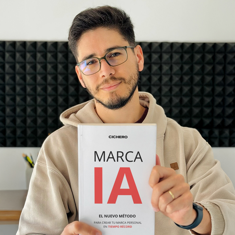 Richard Cichero con su libro Marca IA