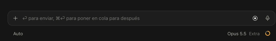Caja de texto de Claude Code en la app, con el botón más, el micrófono, el modo Auto y el modelo Opus 5.5 con esfuerzo Extra