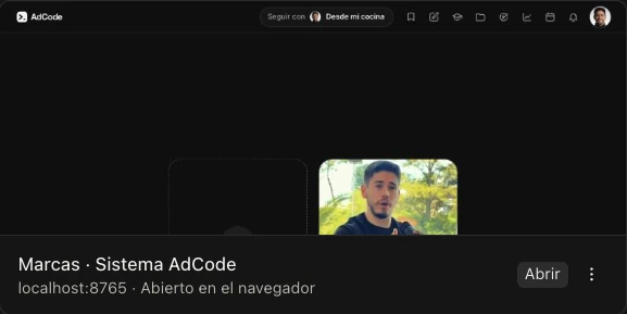 Tarjeta de la app de Claude con la vista previa de una página abierta en el navegador integrado y el botón Abrir